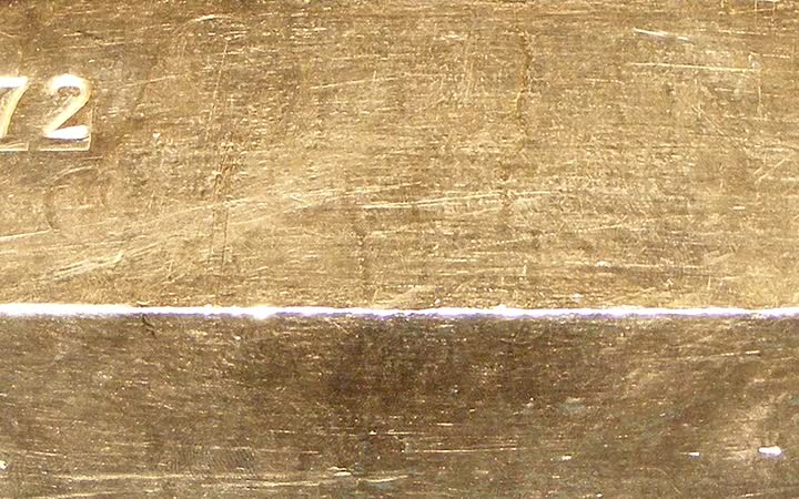 Ein Goldbarren in einer Vitrine
